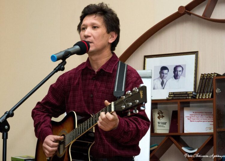 «И гитара, как ружье, меня сопровождала»: история семейского «винодела»