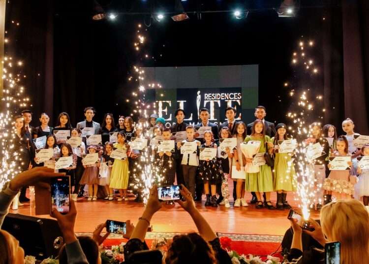 Крупное дефиле модельной школы впечатлил семейчан молодыми талантами