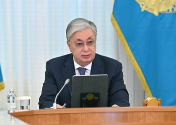 Глава государства провел совещание с акимами и руководителями государственных органов