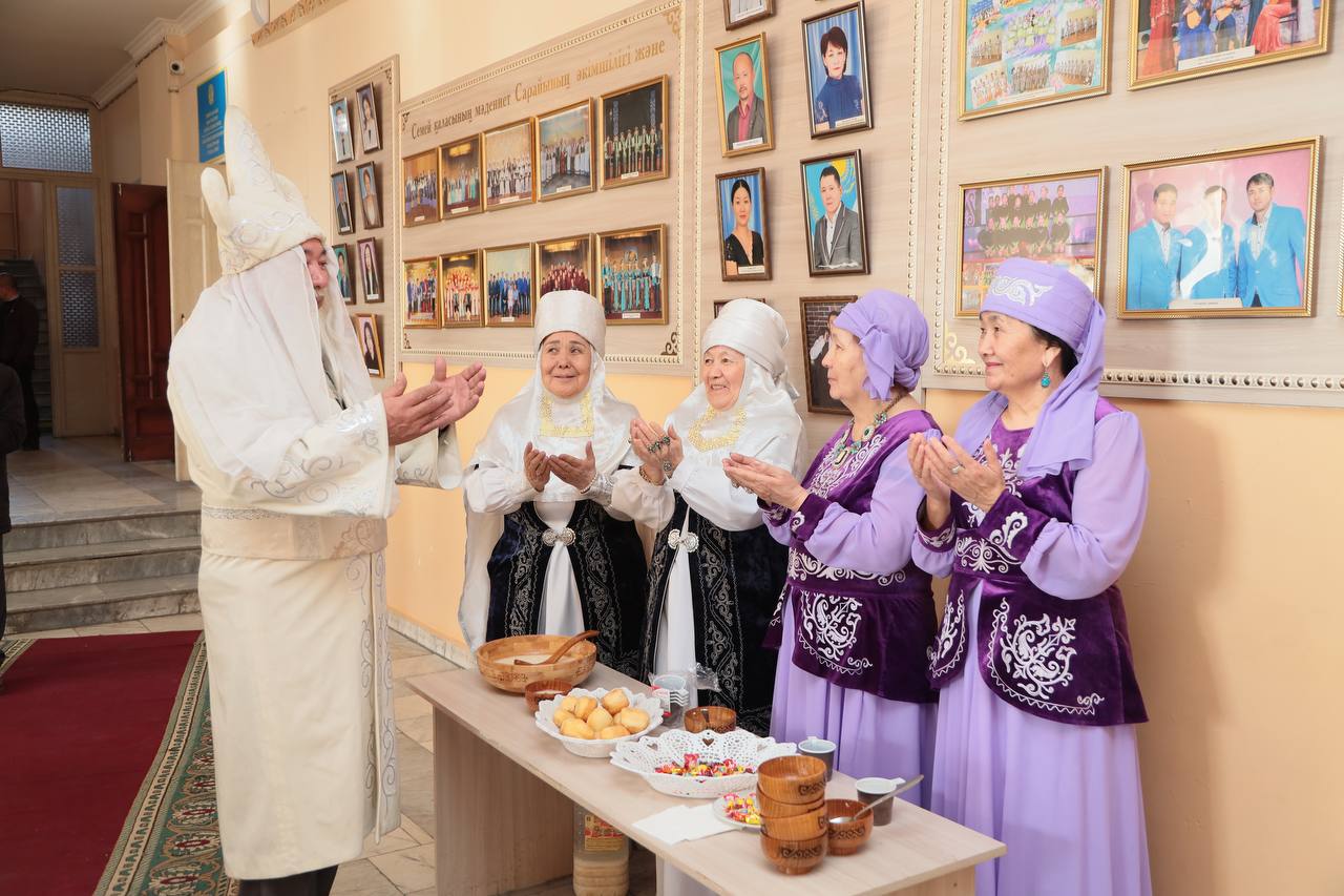 Персонаж казахской мифологии поздравил избирателей в области Абай