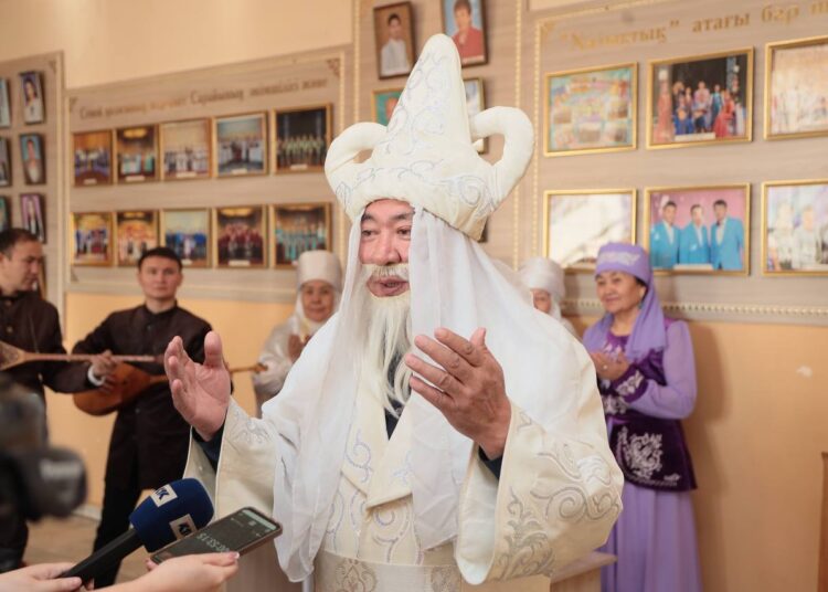 Персонаж казахской мифологии поздравил избирателей в области Абай