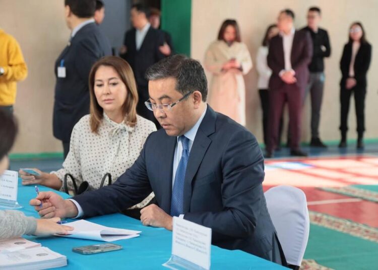 Аким области Абай Нурлан Уранхаев проголосовал на выборах депутатов Мажилиса Парламента и маслихатов всех уровней