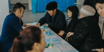 Династия учителей в полном составе проголосовала в области Абай