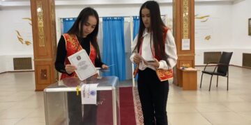 Девочки-двойняшки вместе пришли на выборы