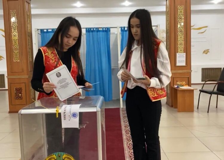 Девочки-двойняшки вместе пришли на выборы