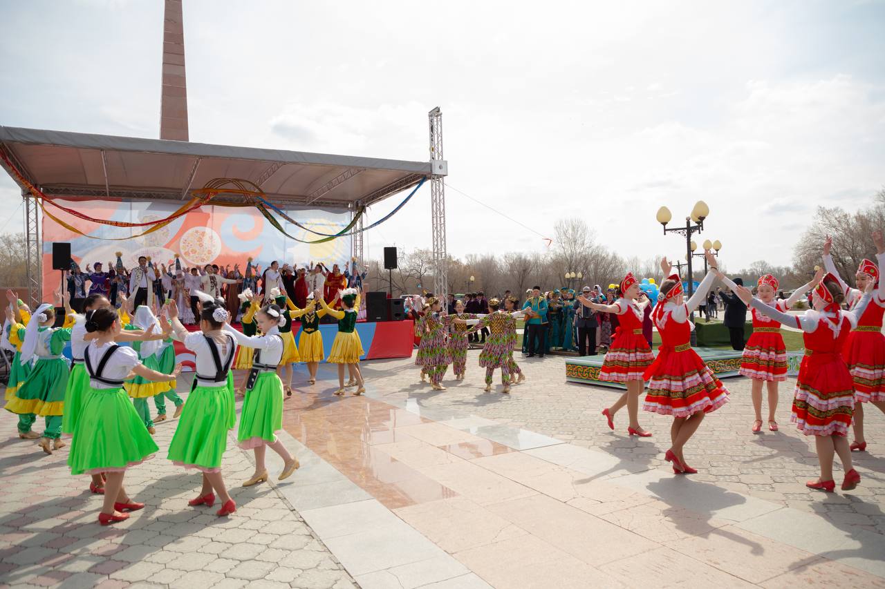 В Семее празднуют День единства народов Казахстана 