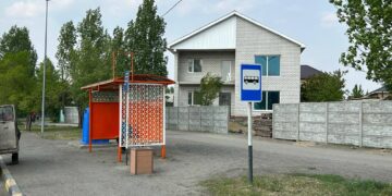 В Семее устанавливают новые металлические остановочные павильоны