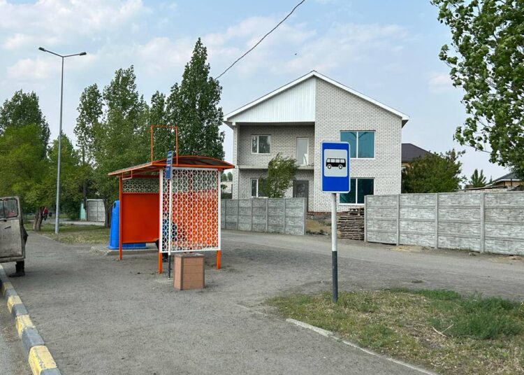В Семее устанавливают новые металлические остановочные павильоны