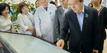 «ДЛЯ РЕШЕНИЯ ПРОБЛЕМ МЫ ДОЛЖНЫ ОБЪЕДИНИТЬСЯ»: САБИТ АХМЕТОВ СОВМЕСТНО С НУРТАЕМ САБИЛЬЯНОВЫМ ПОСЕТИЛ РЯД МЕДИЦИНСКИХ ОБЪЕКТОВ В ОБЛАСТИ АБАЙ