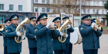 В Семее прошел флешмоб военных, приуроченный Дню Республики