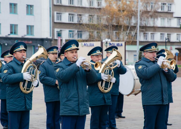 В Семее прошел флешмоб военных, приуроченный Дню Республики