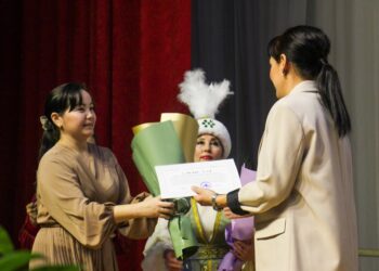 Артисты театра в гостях у НИШ Семея