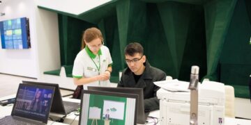 Сотрудники ЦОН теперь оказывают госуслуги в общественных местах