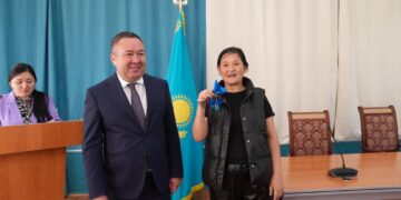 Жители аварийного дома получили ключи от новых квартир