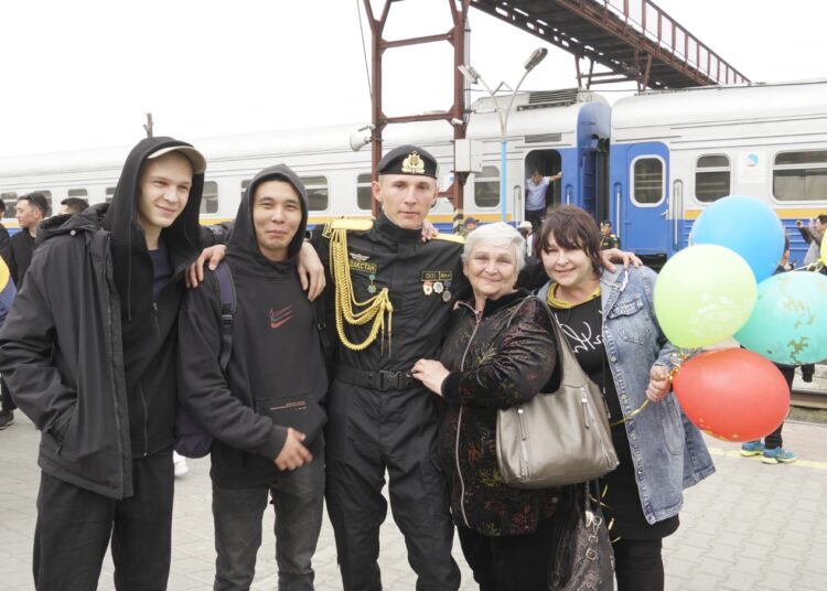 СЕМЕЙЧАНЕ ЧЕСТВОВАЛИ СОЛДАТ