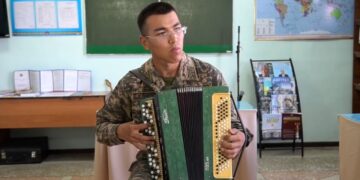 МНОГООБЕЩАЮЩИЙ СОЛДАТ-БАЯНИСТ