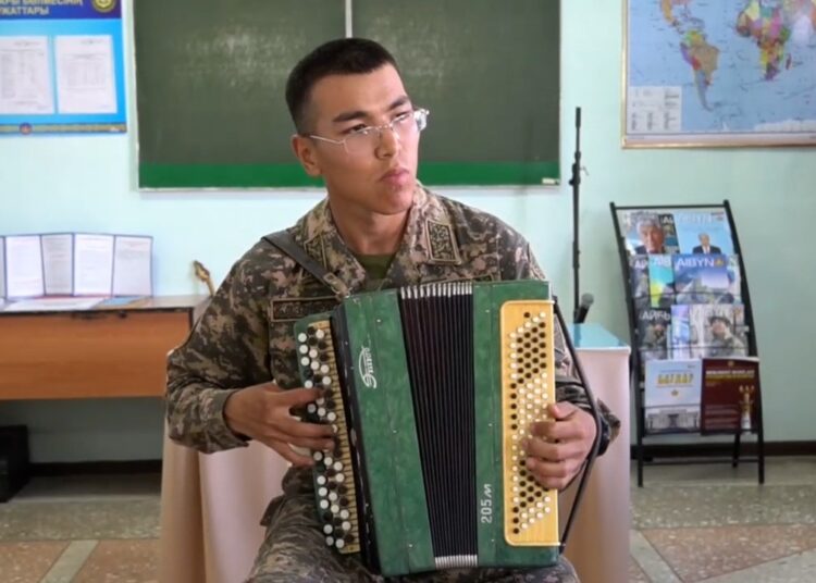 МНОГООБЕЩАЮЩИЙ СОЛДАТ-БАЯНИСТ