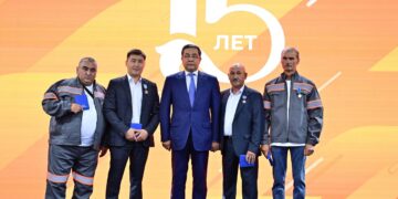 Аким области Абай Нурлан Уранхаев наградил работников горнодобывающей промышленности
