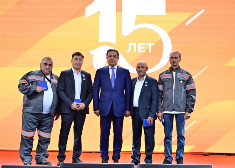 Аким области Абай Нурлан Уранхаев наградил работников горнодобывающей промышленности