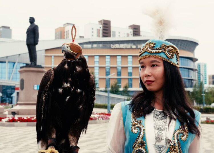 Всемирные игры кочевников: беркутчи проехался на общественном транспорте по Астане