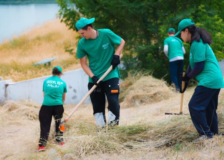 Экоакция «Сделай город чище!» прошла в области Абай: молодежь и жители Курчатова очистили берег Иртыша