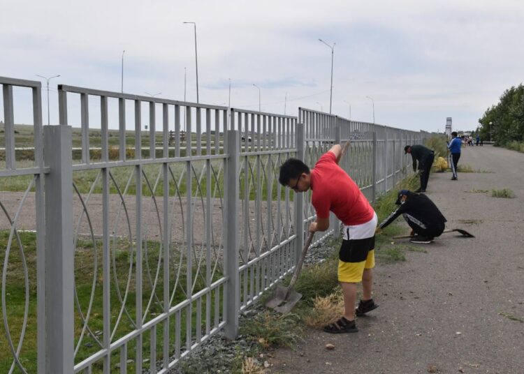 В Центральном парке имени Абая прошла уборка в рамках экоакции «Таза Қазақстан»