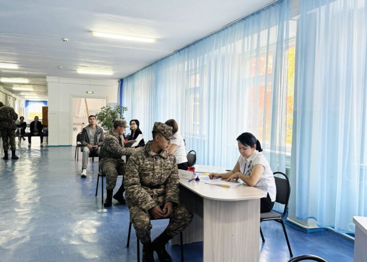 В городе Семей около 400 военнослужащих Национальной гвардии одними из первых приняли участие в республиканском референдуме