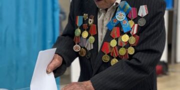 98-летний ветеран Иван Шевцов принял участие в референдуме в области Абай 