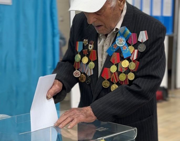 98-летний ветеран Иван Шевцов принял участие в референдуме в области Абай