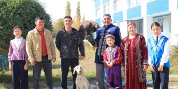 Семья беркутчи Кайдаровых пришла на избирательный участок в области Абай