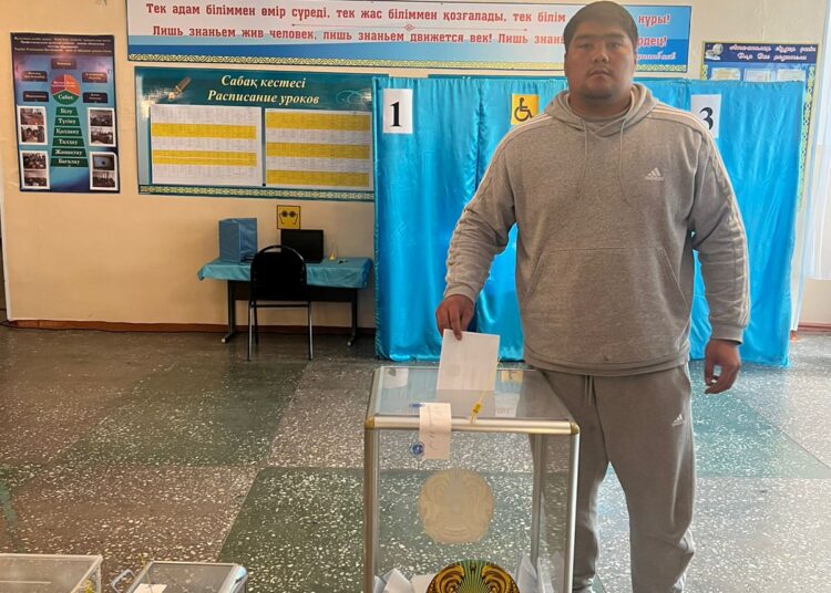 Даурен Нуралинов, победитель «Қазақстан барысы», отдал свой голос