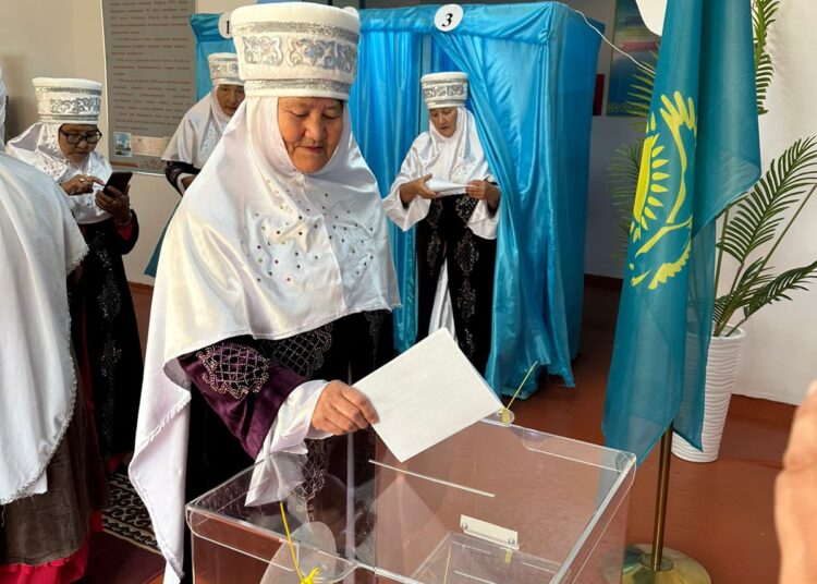 Члены ансамбля «Асыл әдеби» села Алгабас Жанасемейского района приняли участие в референдуме