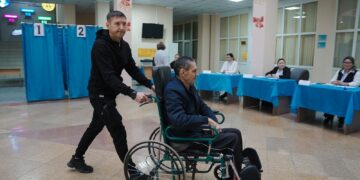 В Семее люди с ограниченными возможностями прибывают на избирательные участки с помощью инватакси