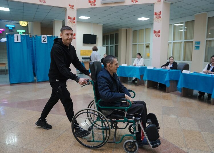 В Семее люди с ограниченными возможностями прибывают на избирательные участки с помощью инватакси