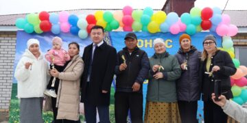 В Жарминском районе ко Дню Республики вручили ключи от новых квартир