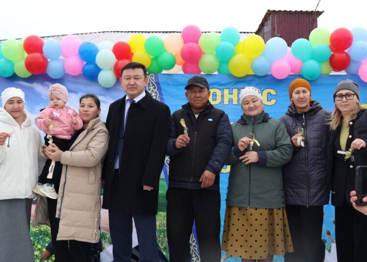 В Жарминском районе ко Дню Республики вручили ключи от новых квартир