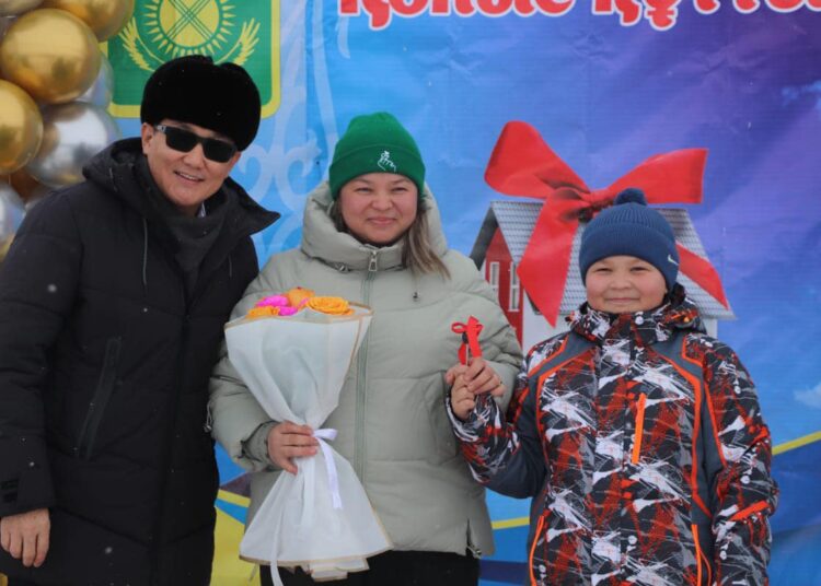 Ещё один шаг к решению жилищного вопроса: в Кокпектинском районе вручили ключи от 8 новых домов