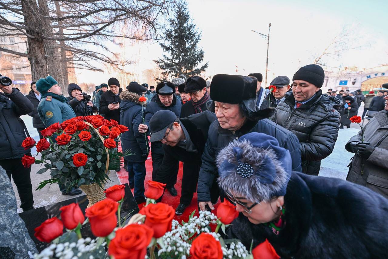 В Семее возложили цветы к памятнику Кайрата Рыскулбекова