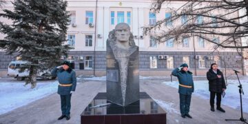 В Семее возложили цветы к памятнику Кайрата Рыскулбекова