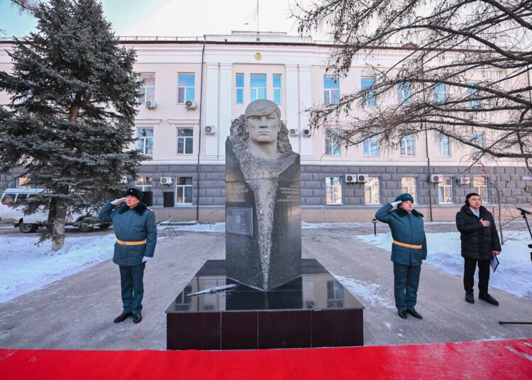 В Семее возложили цветы к памятнику Кайрата Рыскулбекова