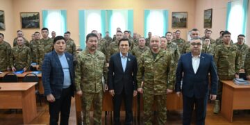 В Абайском гарнизоне Нуртай Сабильянов встретился с военнослужащими