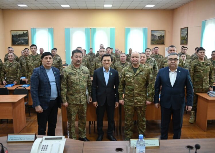 В Абайском гарнизоне Нуртай Сабильянов встретился с военнослужащими