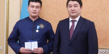 Мангистаусцам оказавшим помощь во время авиакатастрофы вручили государственные награды