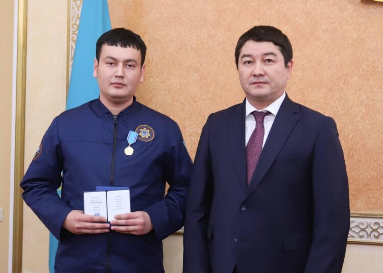 Мангистаусцам оказавшим помощь во время авиакатастрофы вручили государственные награды