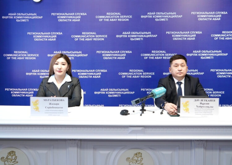 В области Абай число государственных служащих увеличилось почти на 300 человек