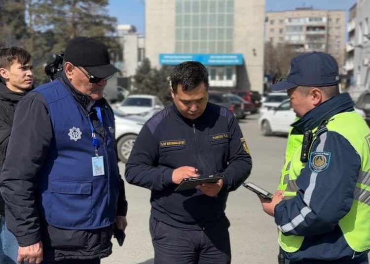 В Семее с участием налоговиков прошла совместная акция, направленная на борьбу с должниками