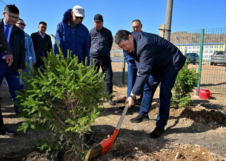 Аким области принял участие в субботнике в селе Кайнар