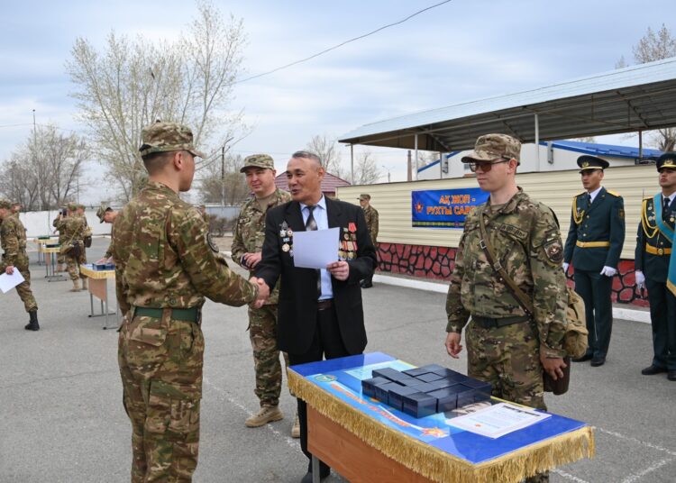 В Семее проводили солдат