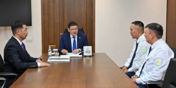 Аким области наградил полицейских, нашедших пропавшего ребёнка