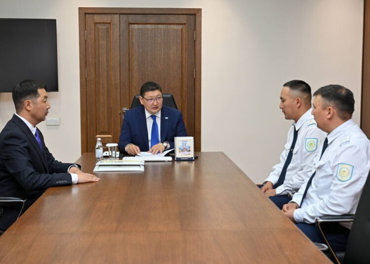 Аким области наградил полицейских, нашедших пропавшего ребёнка